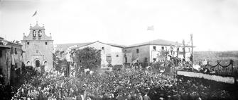 Plaça Verdaguer al dia de la inauguració del Pedró, monument a Verdaguer del 1908. Muntatge fotogràfic realitzat a partir de dues fotografies històriques. Autor: Pau Franch, FJV.